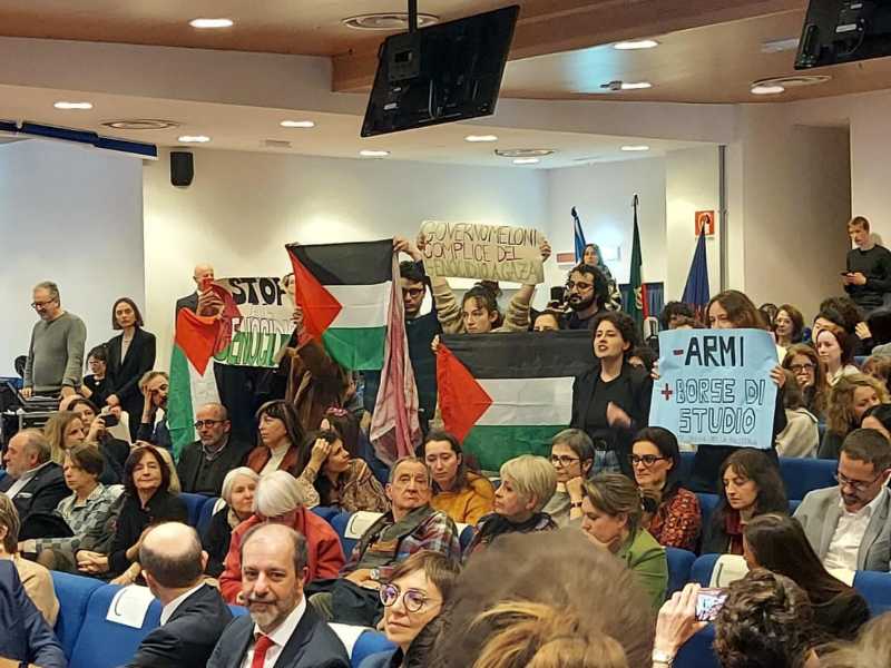 (foto di una manifestazione pro Palestina in un'università italiana)