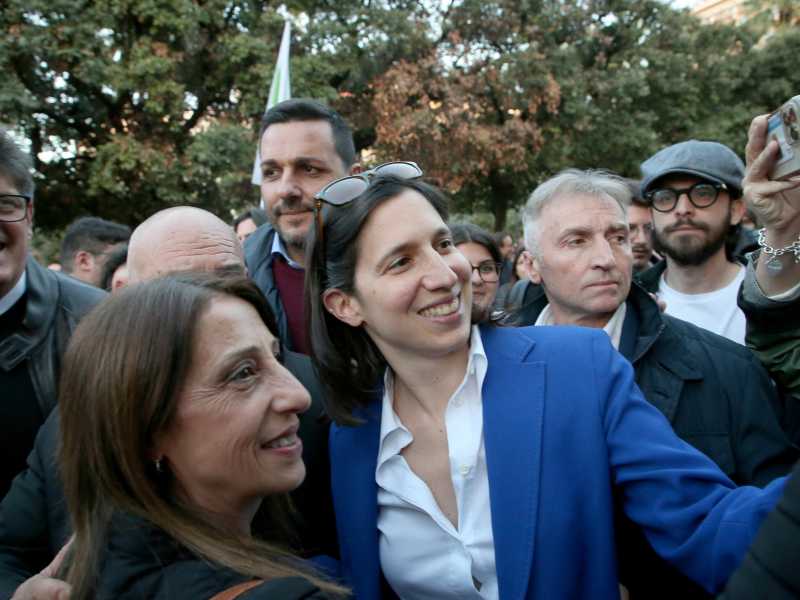 La segretaria del Pd Elly Schlein durante un evento a sostegno del candidato sindaco del centrosinistra di Bari (Ansa)&nbsp;<br />