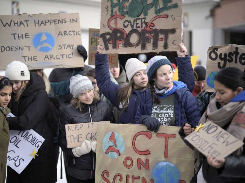 Greta Thunberg tra gli altri attivisti protesta per il clima fuori dal World Economic Forum di Davos (LaPresse)&nbsp;<br />