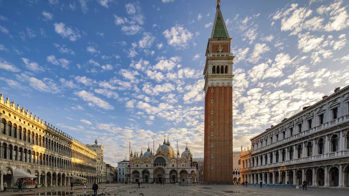 Immagine di Com’è dolce Venezia fra camerieri, orchestrine, piccioni e turisti