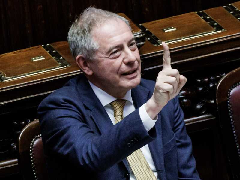 Made in Urso, pasticcia con l'italiano, vuole più Cina e il suo ministero esplode