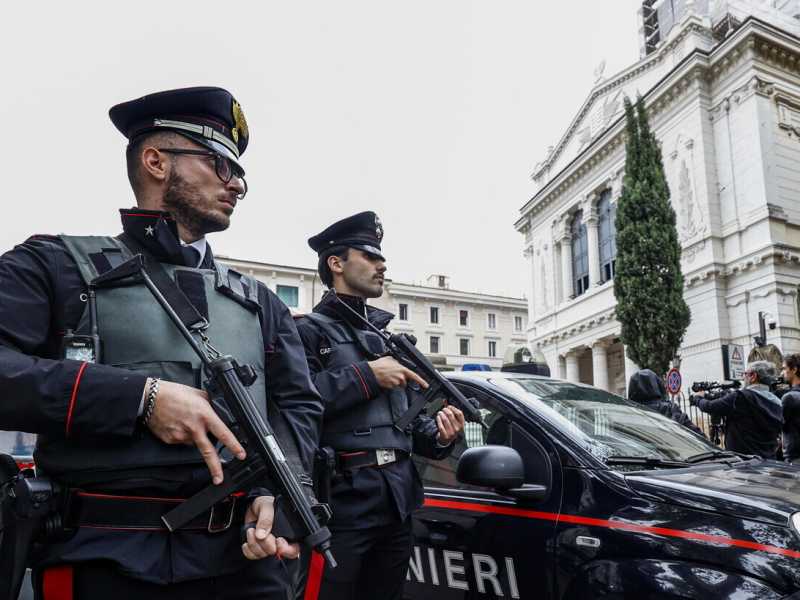 Misure di sicurezza intorno alla scuola della comunità ebraica al Portico d'Ottavia nei pressi della Sinagoga, Roma 18 ottobre 2023 (Ansa) <br />