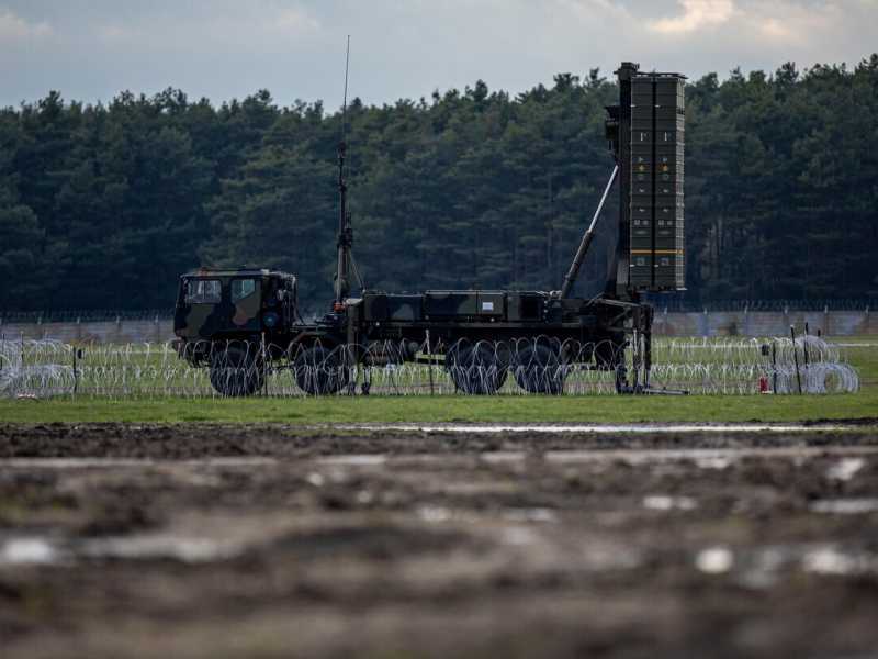  Il SAMP/T di recente dispiegato in Slovacchia fotografato durante la visita del presidente Mattarella il 19 aprile 2023 (Ansa)