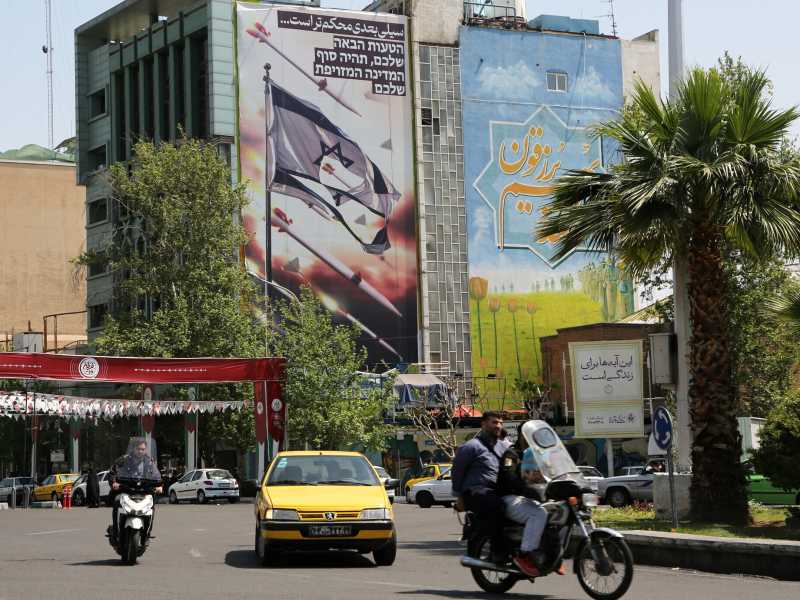 Manifesti anti-israeliani sui muri di Teheran dopo che l'Iran ha lanciato droni e missili su Israele (Fatemeh Bahrami/Anadolu/Getty Images) <br />