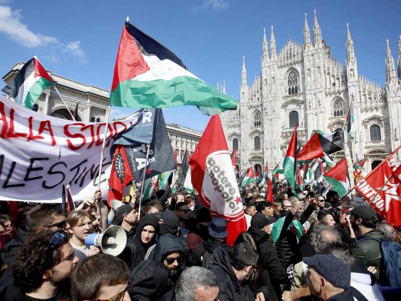 &nbsp;Una manifestazione a Milano per il 25 aprile - foto Ansa