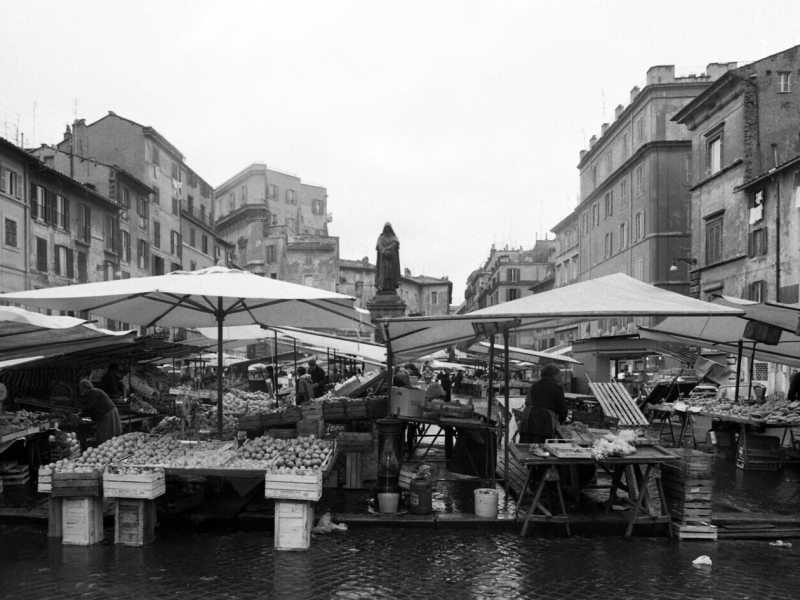 &nbsp;Mercato in Piazza Campo de Fiori nel 1984 - foto via Getty Images