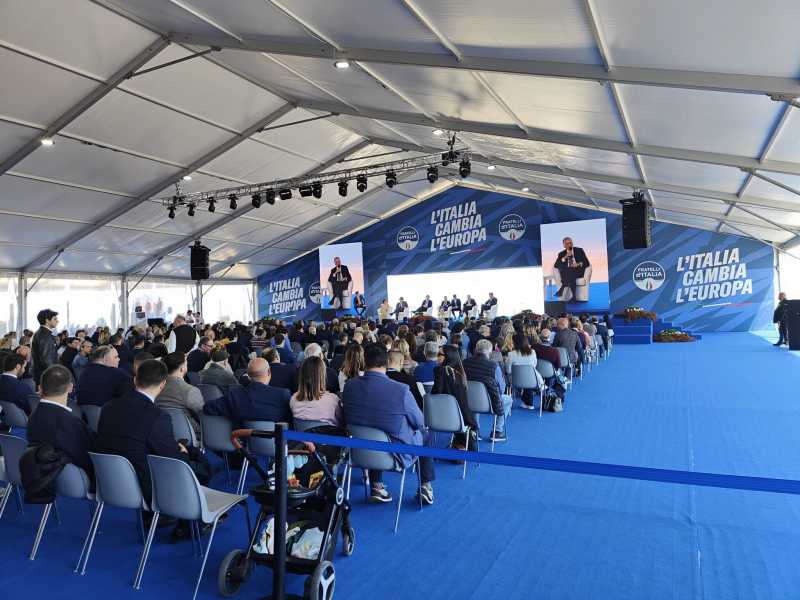 La lunga attesa di Giorgia: scene dalla seconda giornata della convention FdI a Pescara