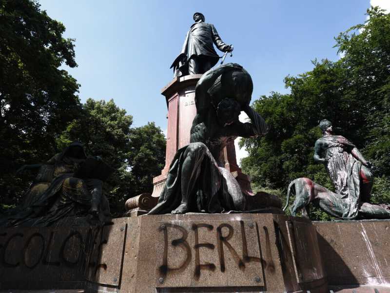 &ldquo;Decolonizzare&rdquo; Berlino: in Germania, nel luglio 2020, ne aveva fatto le spese il monumento a Bismarck (foto Epa/Ansa)&nbsp;<br />