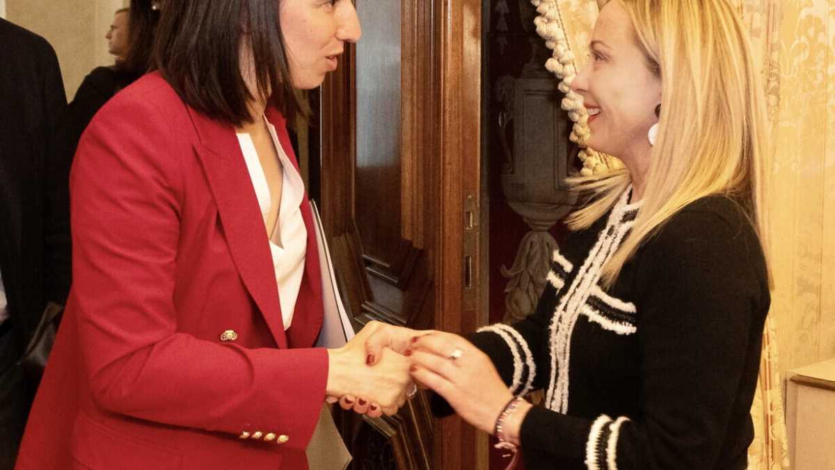 Immagine di Meloni e Schlein tornano a parlarsi per polarizzare la sfida, in tv