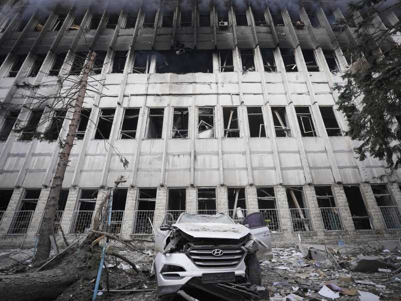  Un'auto danneggiata sul luogo di un attacco russo a Kharkiv, in Ucraina, il 20 marzo scorso (Foto AP/Andrii Marienko)