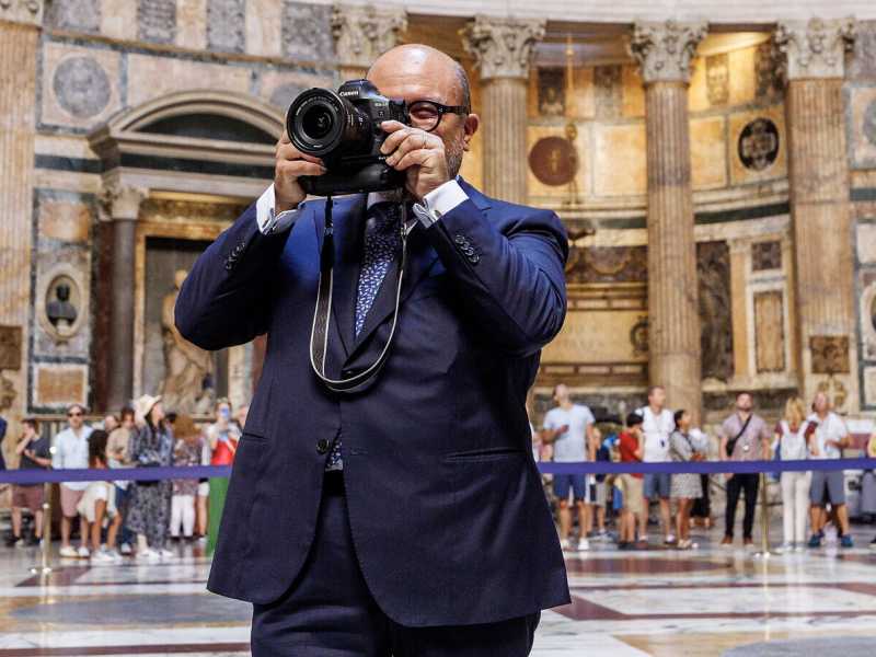 Il ministro della Cultura, Gennaro Sangiuliano, in visita al Pantheon (foto LaPresse)