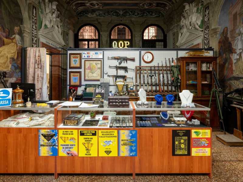 Una sala della mostra “Monte di pietà” (foto Marco Cappelletti, courtesy Fondazione Prada) <br />