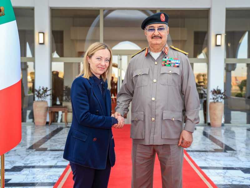 &nbsp;La presidente del Consiglio Giorgia Meloni con il generale Haftar