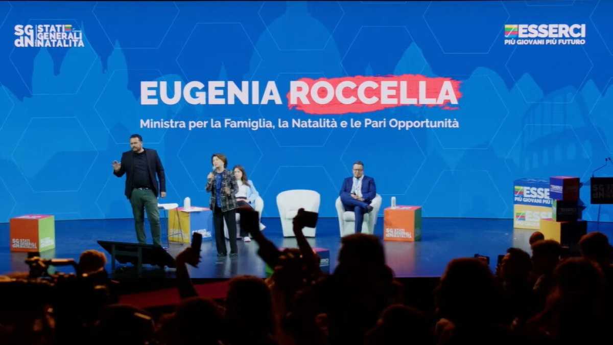 Immagine di La ministra Roccella contestata agli Stati generali per la Natalità: salta l'intervento