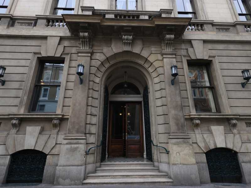 &nbsp;L'entrata del Garrick Club - foto Ansa