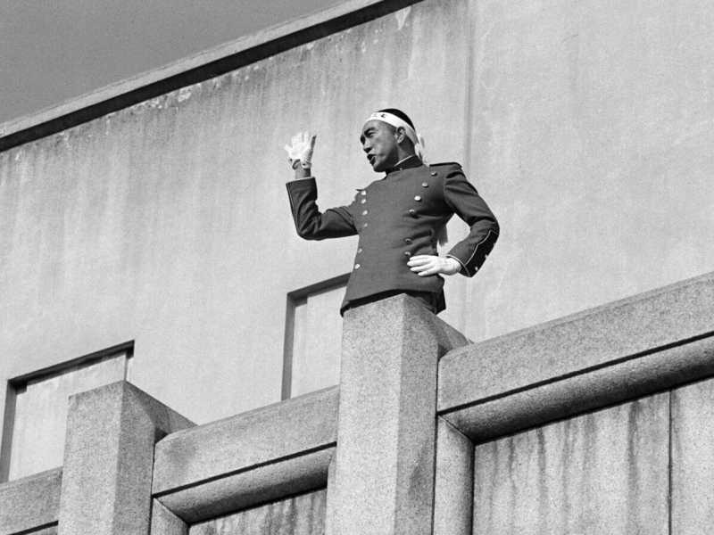 Yukio Mishima mentre tiene un discorso nel quartier generale delle Forze di autodifesa del Giappone, prima di suicidarsi (Ansa)&nbsp;<br />