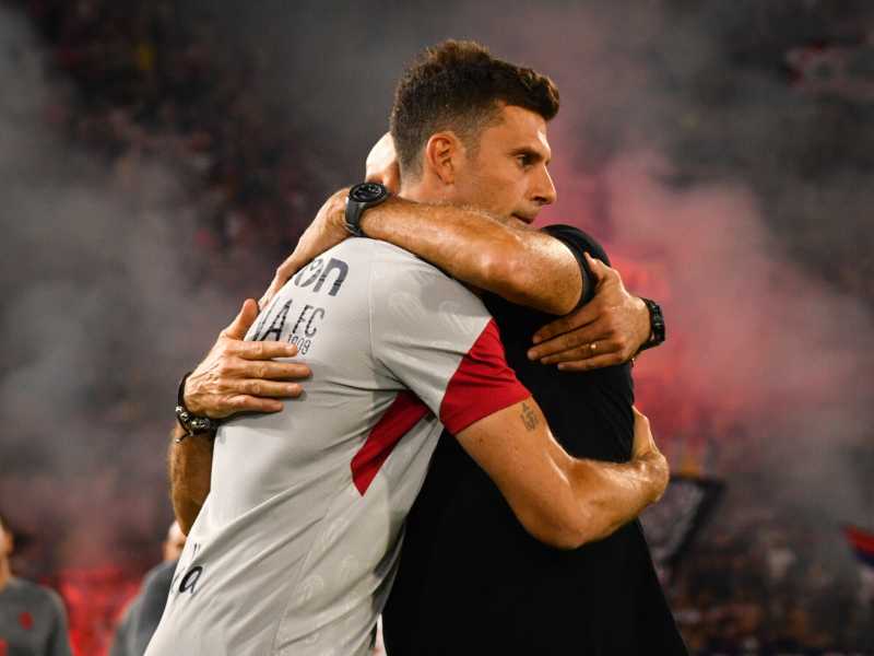 &nbsp;L'abbraccio tra Pioli e Thiago Motta - foto LaPresse