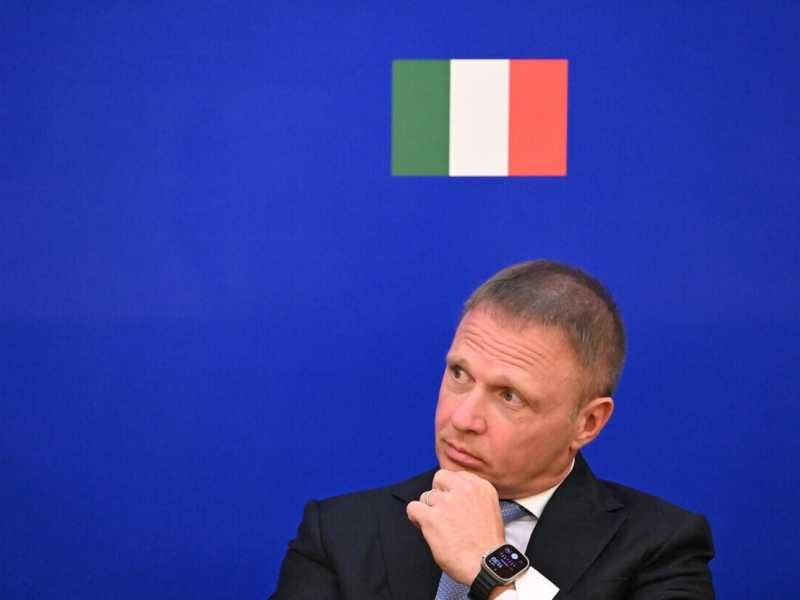 Accostò Lollobrigida al nazismo: prosciolta. Il ministro: "Offeso dal paragone, ma rispetto la magistratura"