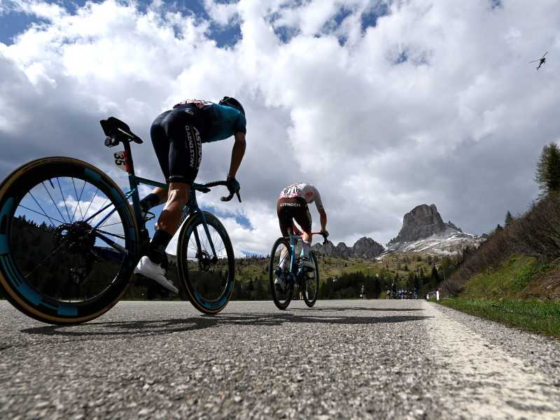 Un’immagine della 19esima tappa del Giro d’Italia 2023. Le Dolomiti saranno il fondale della 16esima e della 17esima tappa del Giro 2024 (foto di Tim de Waele per Getty Images)<br />