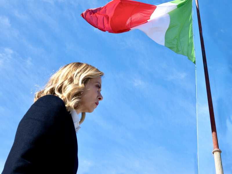 Meloni e il tricolore pulito. FdI propone multe fino a 5.000 euro per chi non sa esporre la bandiera