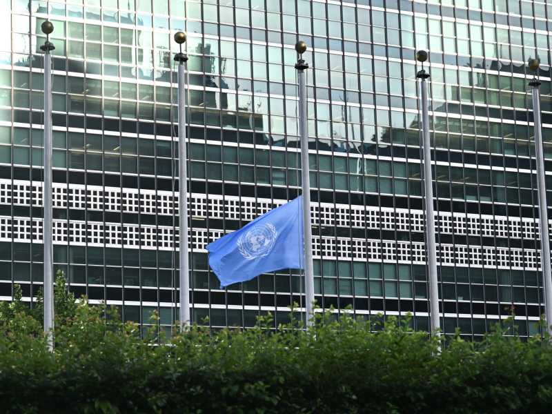La bandiera dell'Onu a mezz'asta in onore del defunto presidente iraniano Ebrahim Raisi (Foto di Fatih Aktas/Anadolu via Getty Images) <br />