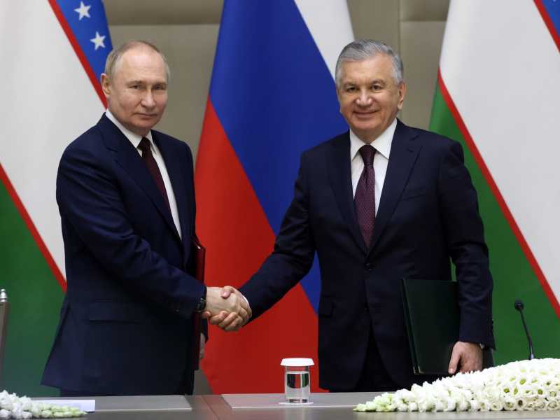 &nbsp;Vladimir Putin e il presidente uzbeco Shavkat Mirziyoyev - foto via Getty Images