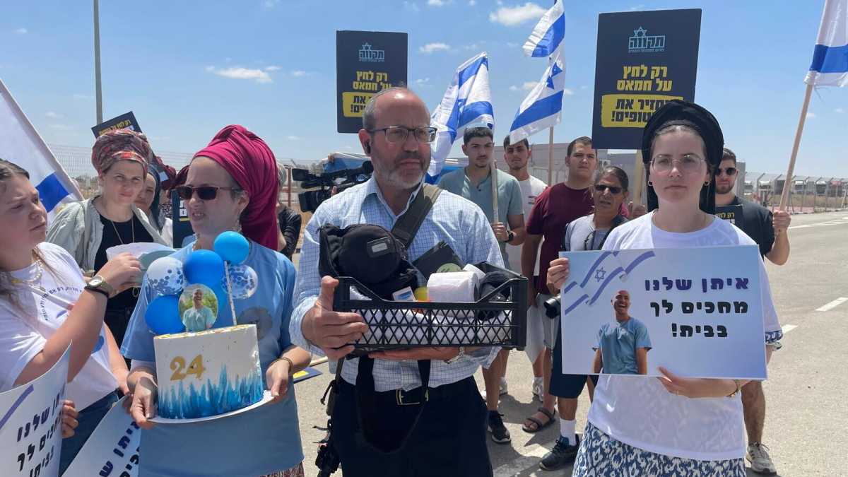 Immagine di Al valico di Kerem Shalom, tra gli aiuti e i lamenti dei parenti degli ostaggi