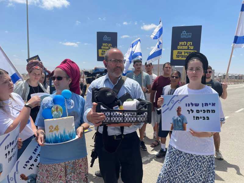 Al valico di Kerem Shalom, tra gli aiuti e i lamenti dei parenti degli ostaggi