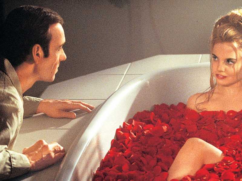 Kevin Spacey e Mena Suvari in una scena di “American Beauty” di Sam Mendes <br />