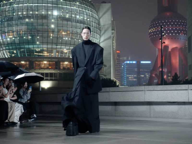 La collezione inverno 2025 di Balenciaga, presentata sul molo del Pudong Museum di Shanghai <br />