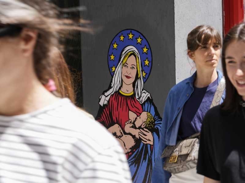 Un murale dello street artist AleXsandro Palombo a Milano (AP Photo/Luca Bruno)&nbsp;<br />