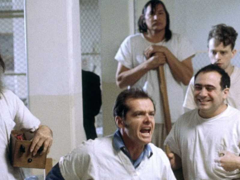 Una scena da "Qualcuno vol&ograve; sul nido del cuculo" di Milos Forman