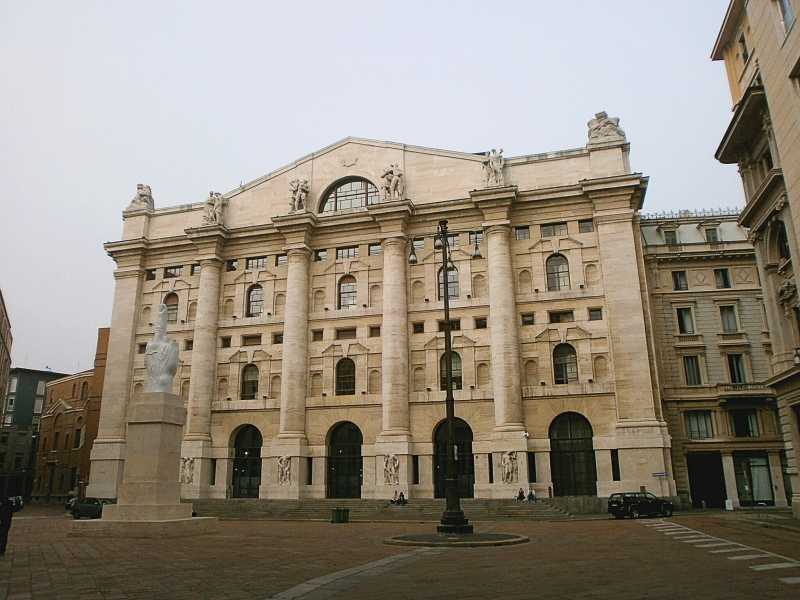 Piazza Affari, Milano (Wikimedia commons)