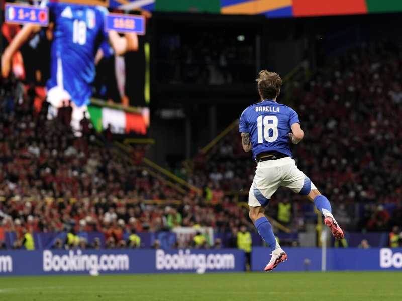 Nicolò Barella esulta dopo il gol del 2-1 (foto Ap, via LaPresse)