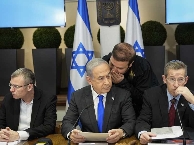 Il primo ministro israeliano Netanyahu alla riunione di gabinetto nella base militare di Kirya a Tel Aviv (LaPresse)&nbsp;<br />