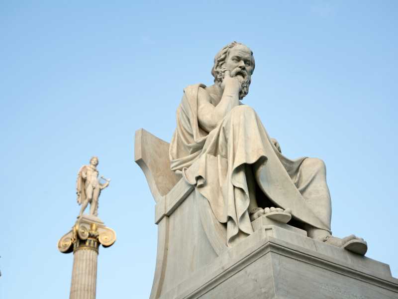Socrate e Aristotele "bianchi colonialisti": l'accademia woke li iscrive nella lista nera