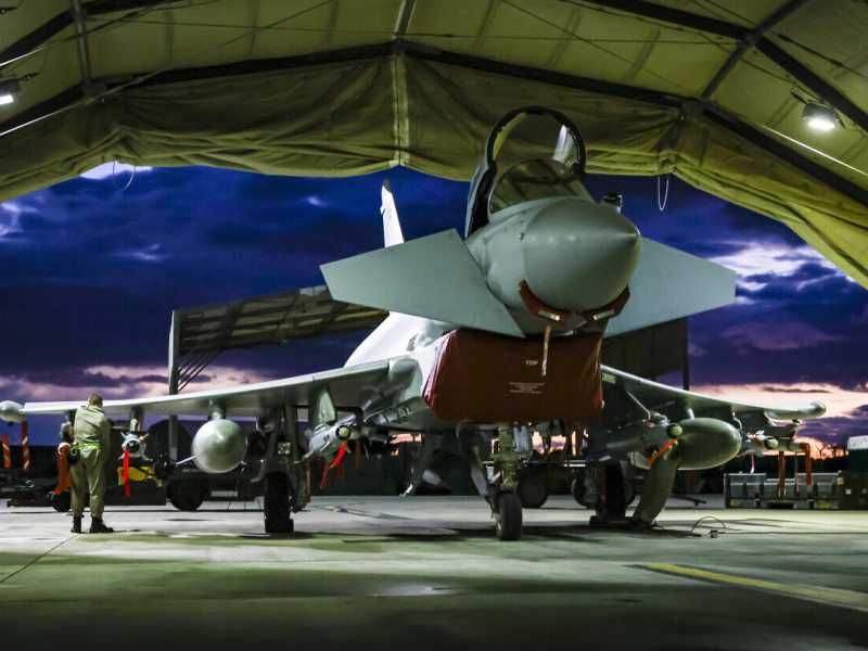  Un <span style="color: rgb(46, 45, 45); font-family: Arial, Helvetica, sans-serif;">Typhoon britannico in un hangar della base cipriota di Akrotiri (foto Ansa)</span>