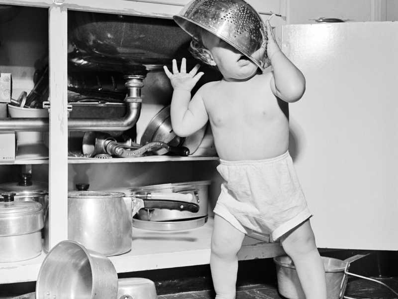 Anni '50, una bambina che gioca sotto il lavello della cucina (Foto di camerique/Getty Images) <br />