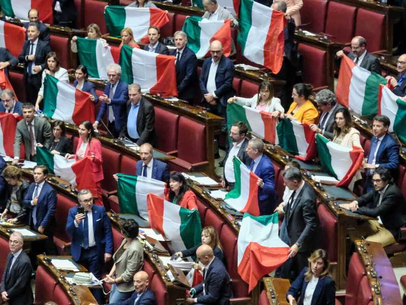 I deputati dell&rsquo;opposizione protestano contro la riforma dell&rsquo;autonomia differenziata sventolando il tricolore in Aula (foto LaPresse) &nbsp;<br />