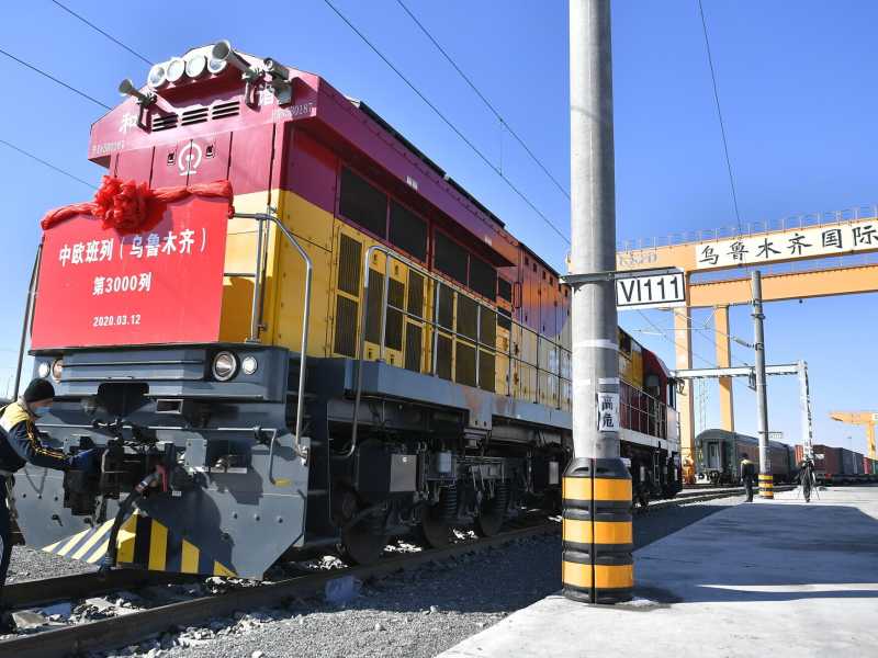 Il treno espresso Cina-Europa che parte da Urumqi per l'Uzbekistan (foto di Yang Huafeng/China News Service via Getty Images) <br />