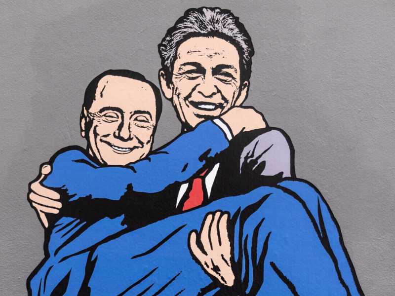  Un murales di Silvio Berlusconi ed Enrico Berlinguer - foto Ansa