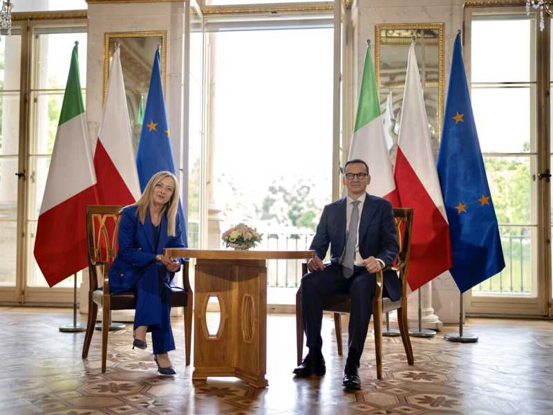 Giorgia Meloni e Mateusz Morawiecki (Ansa) <br />