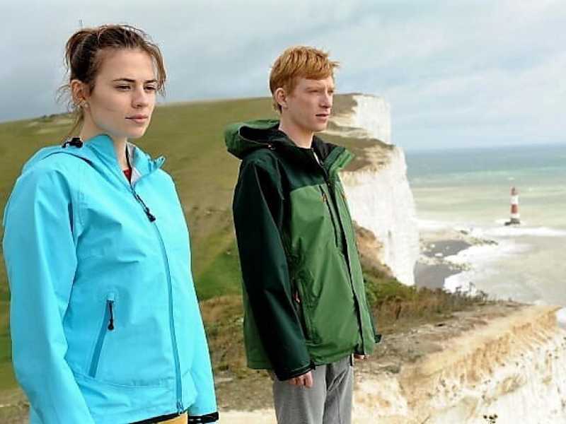 Una scena di "Torna da me", episodio della serie tv "Black Mirror", nel quale una vedova riceve a casa un clone del defunto marito <br />