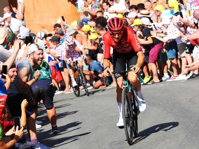 Kevin Vauquelin solo al comando verso il Santuario della Madonna di San Luca nel corso della 2a tappa del Tour de France 2024 (foto Getty Images)