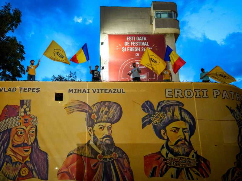 &nbsp;Una manifestazione del partito di estrema destra rumeno Aur con le immagini degli antichi voivodi Vlad Tepes e Michele il Coraggioso (foto LaPresse)