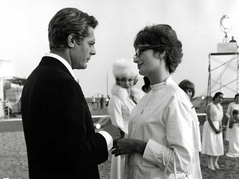 Secondo la giornalista Mazaurette, a Parigi aleggiano ancora Françoise Hardy o Anouk Aimée, qui con Matroianni in “8 1/2” (Olycom)<br /><br />