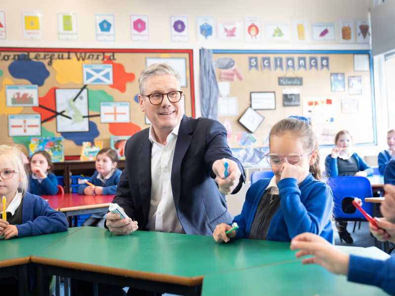 Il leader laburista Starmer in visita alla Whale Hill Primary School di Eston, nel corso della sua campagna elettorale (Stefan Rousseau/PA Images) <br />