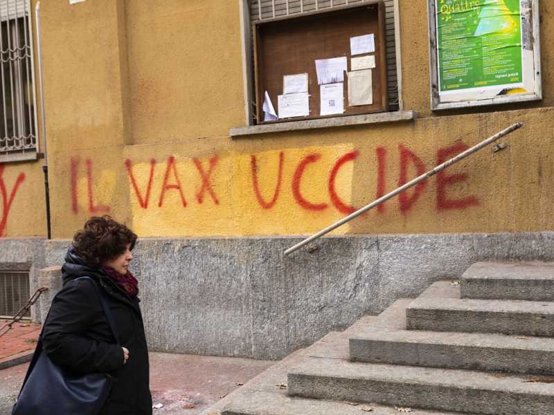 Un nuovo studio, sbandierato senza verifiche, rianima lo zoo no vax