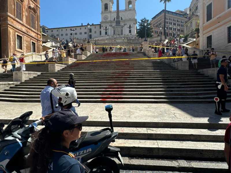  Piazza di Spagna dopo la protesta del collettivo "Bruciamo tutto" contro i femminicidi - foto Ansa