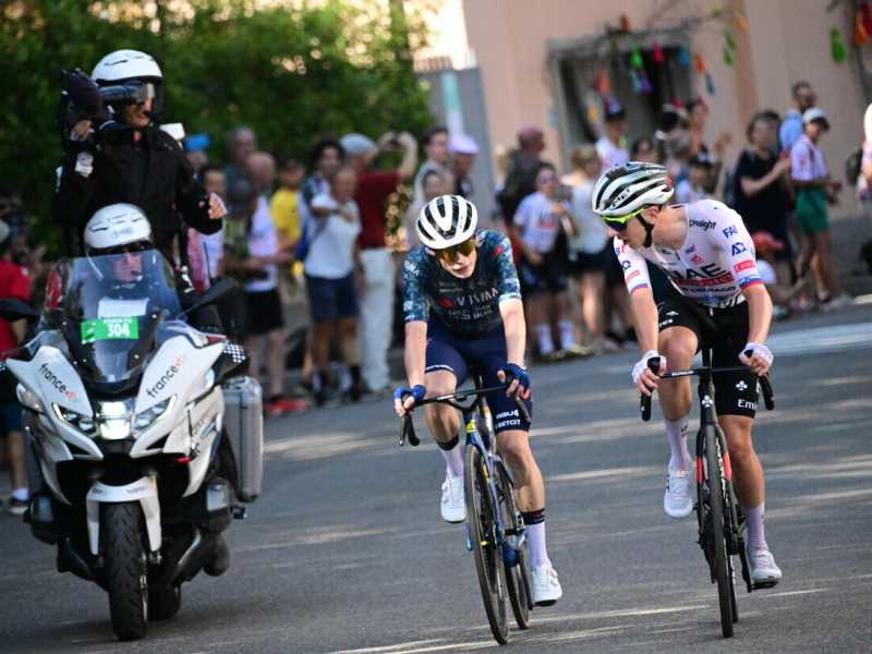 Jonas Vingegaard con Tadej Pogacar sulla salita che porta alla Basilica della Madonna di San Luca (foto Epa, via Ansa)